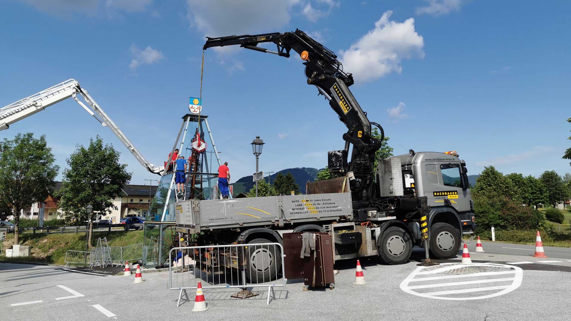Glaspyramide Feuerwehr Mondsee - Transport mit einem Kranwagen | Pichler Metallbau Referenzen