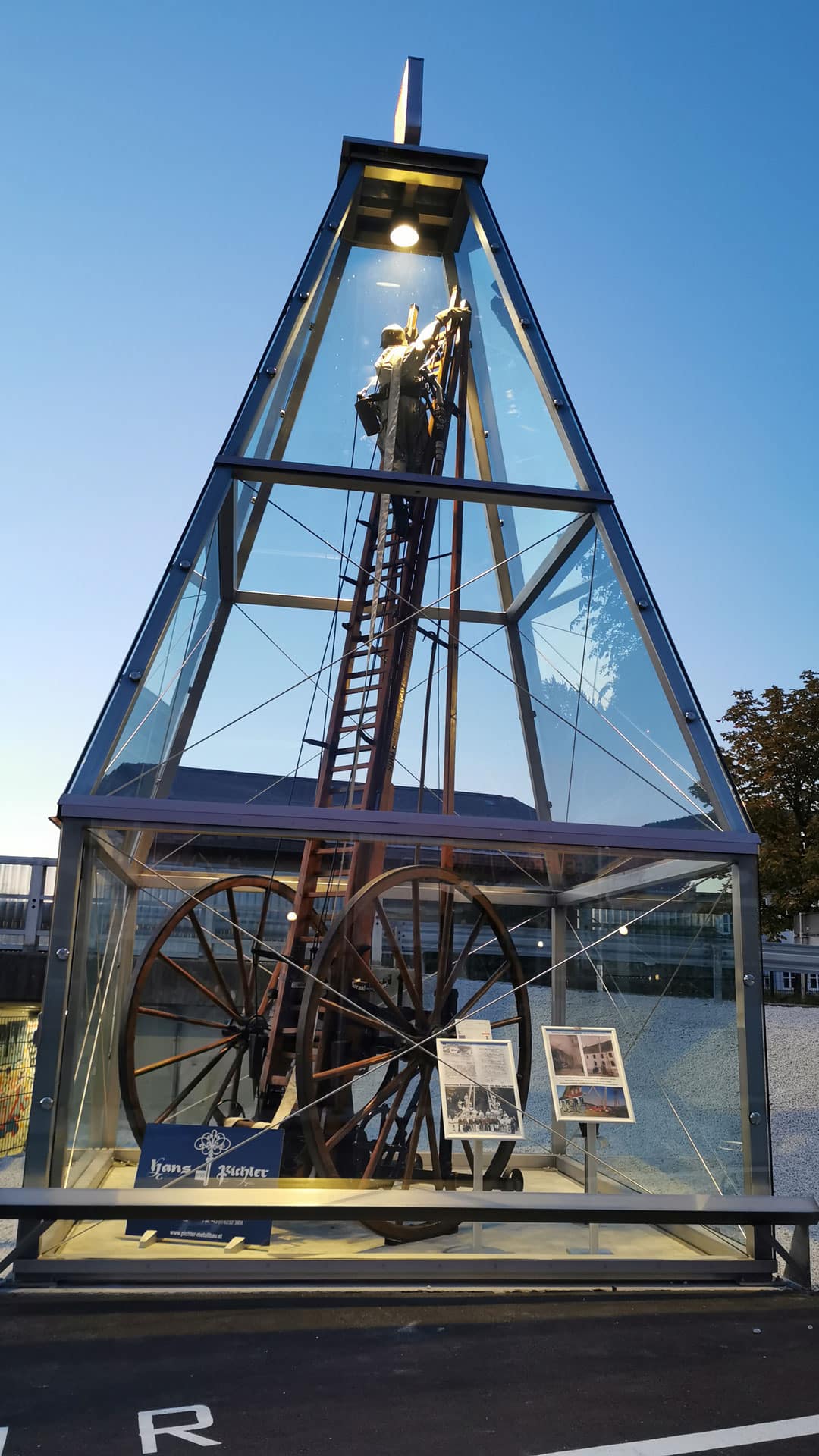 Edelstahlformrohr-Turm Feuerwehr Mondsee - Seitenansicht | Pichler Metallbau Referenzen