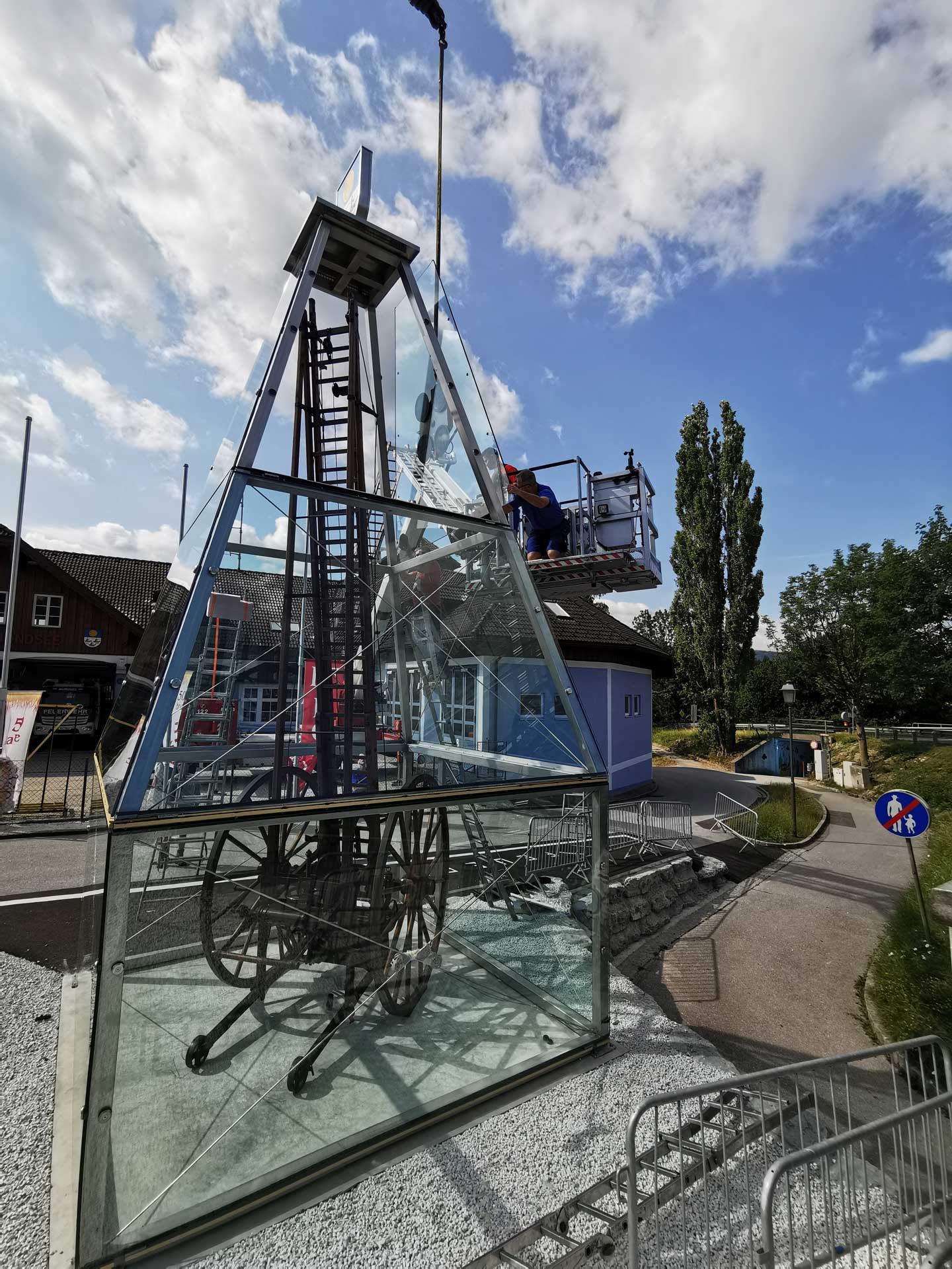 Glaspyramide Feuerwehr Mondsee - Pichler Mitarbeiter bei der Montage | Pichler Metallbau Referenzen