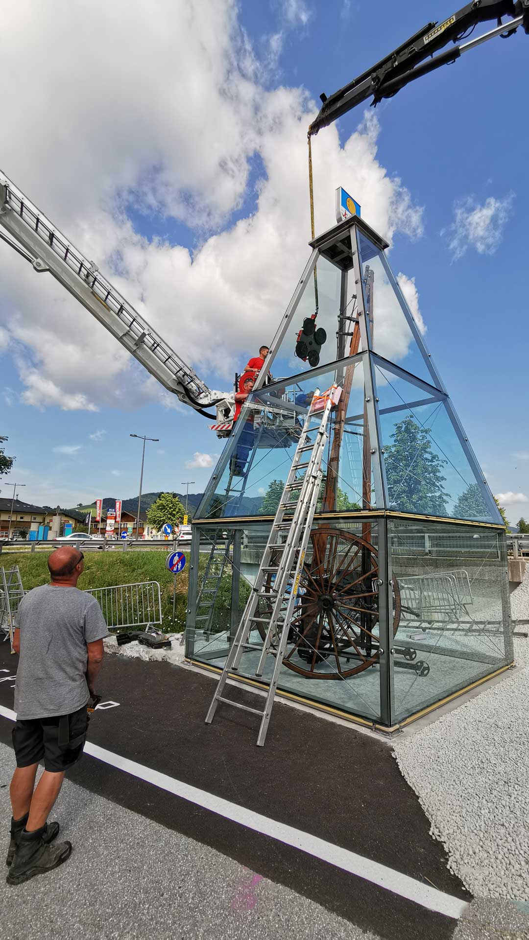 Edelstahlformrohr-Turm der Feuerwehr Mondsee - Pichler Mitarbeiter bei der Montage der Glasplatten | Pichler Metallbau Referenzen