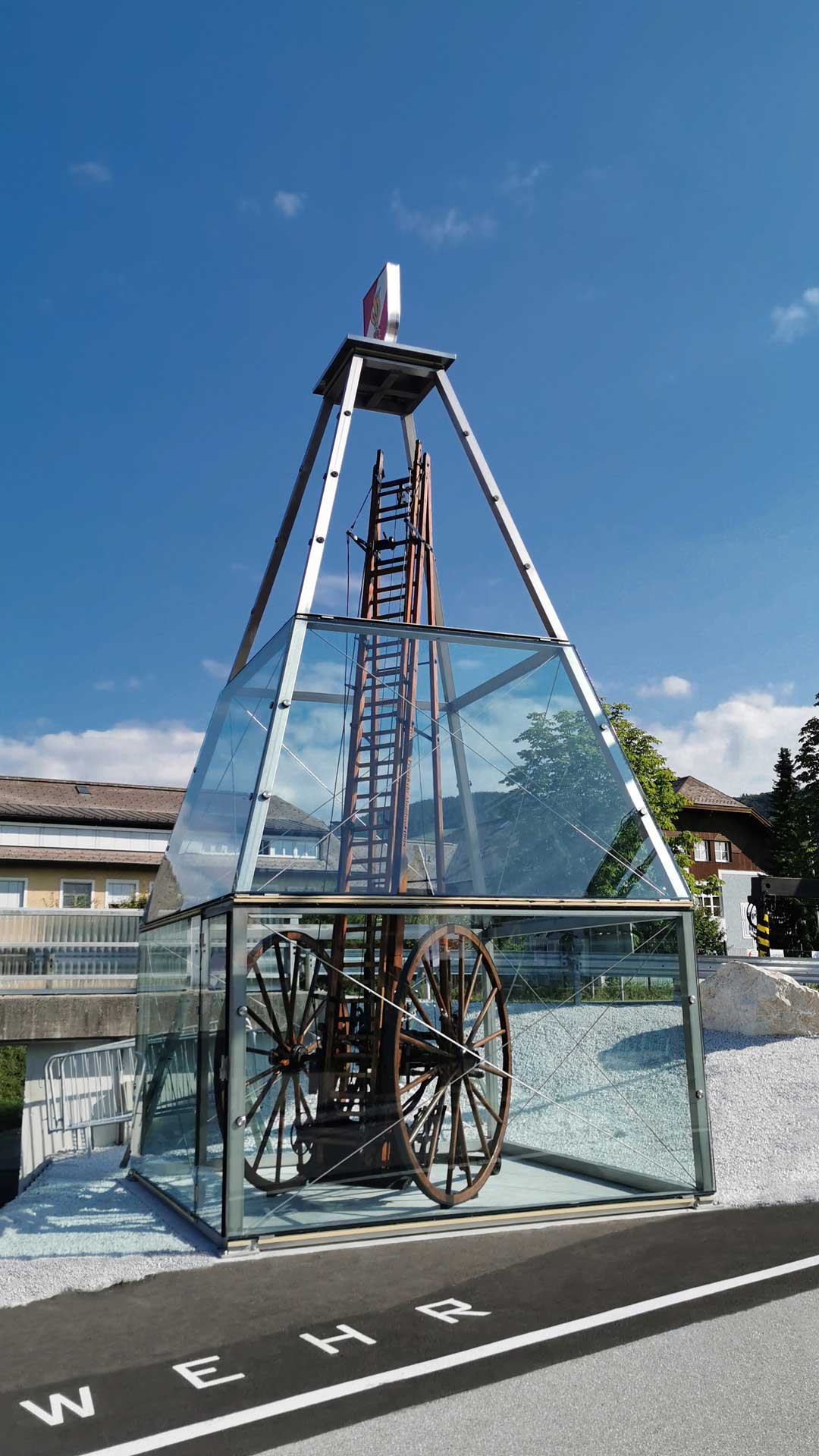 Glaspyramide Feuerwehr Mondsee - Endprodukt | Pichler Metallbau Referenzen