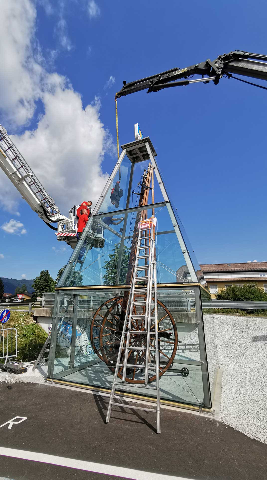Feuerwehrhaus Mondsee - Pichler Mitarbeiter bei der Montage der Glaspaneele | Pichler Metallbau Referenzen