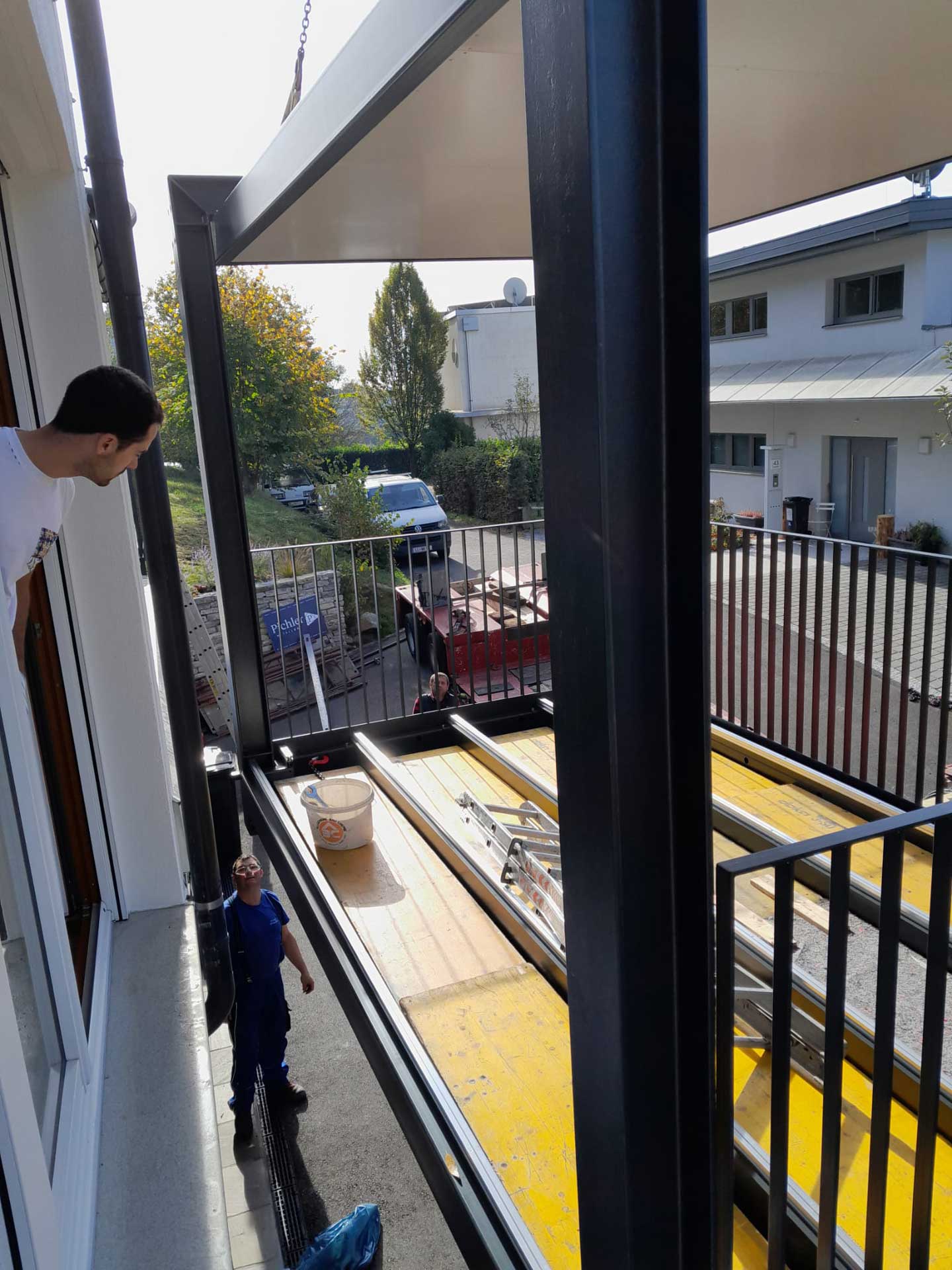 Auskragender Balkon Objekt Linz Montage | Pichler Metallbau Referenzen